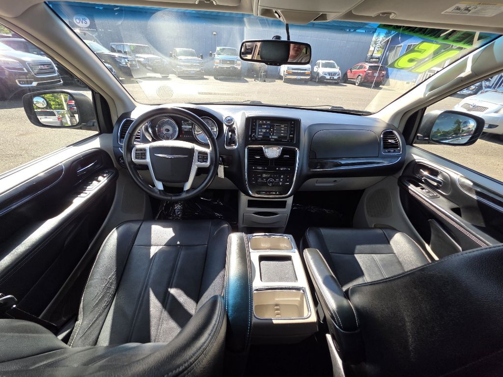 2015 Chrysler Town & Country Image 9