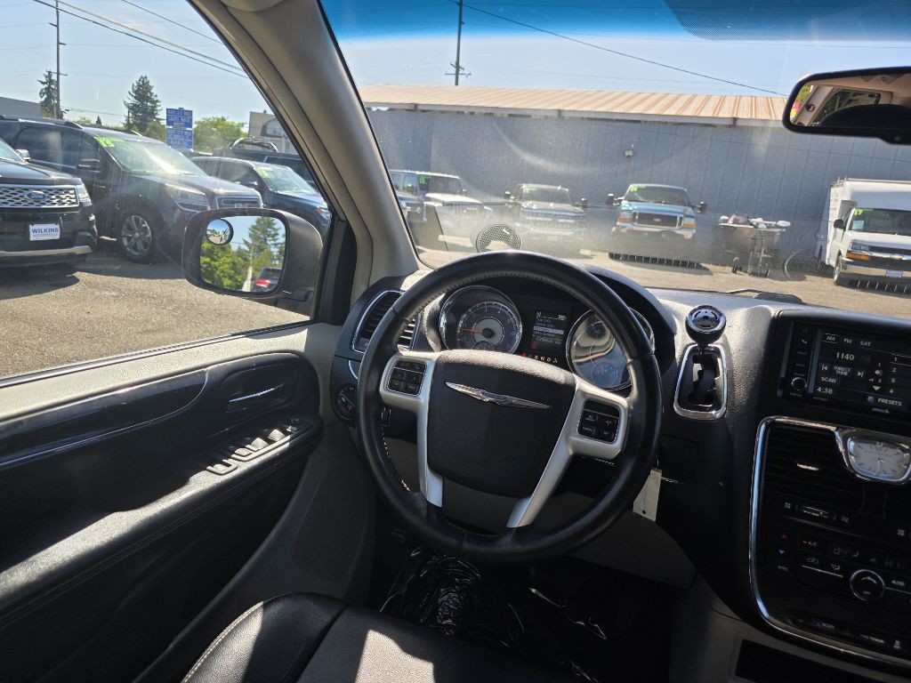 2015 Chrysler Town & Country Image 11