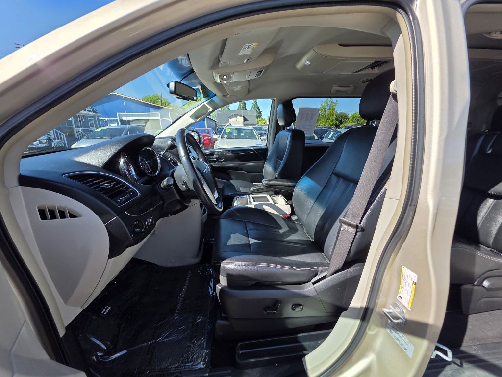 2015 Chrysler Town & Country Image 13