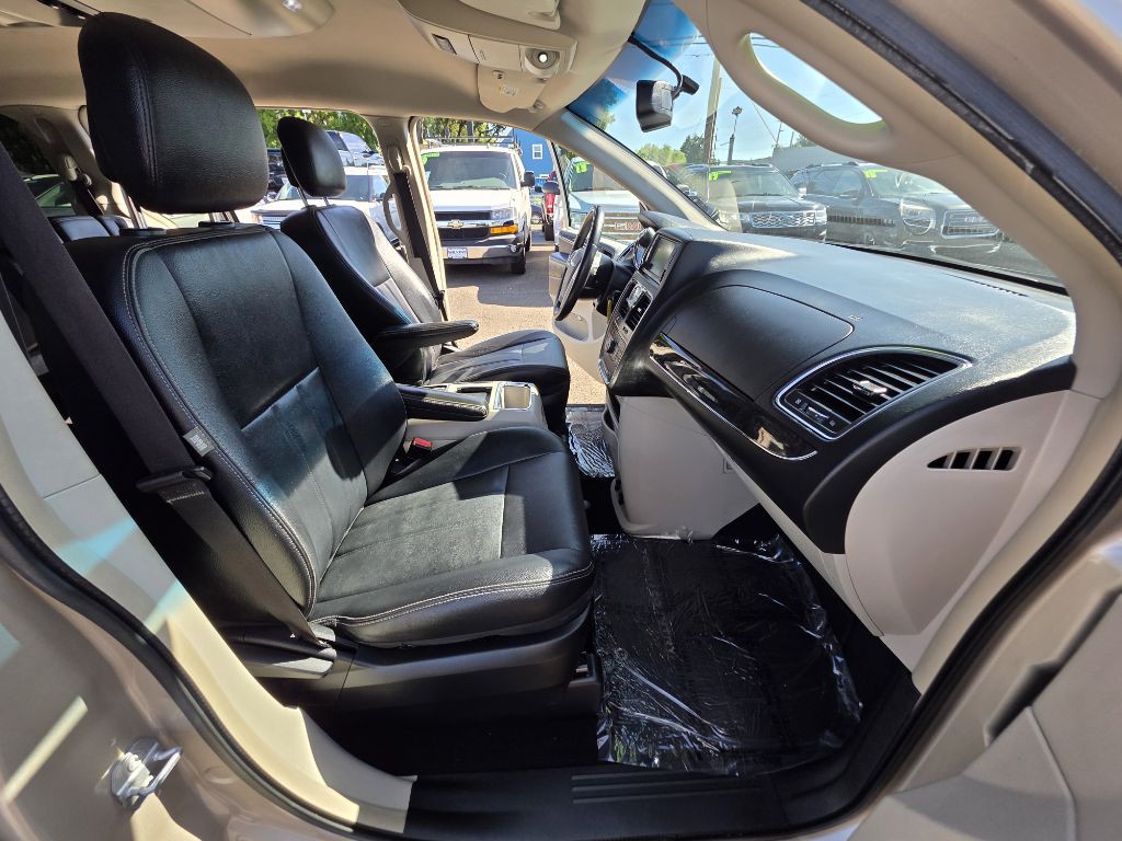 2015 Chrysler Town & Country Image 14