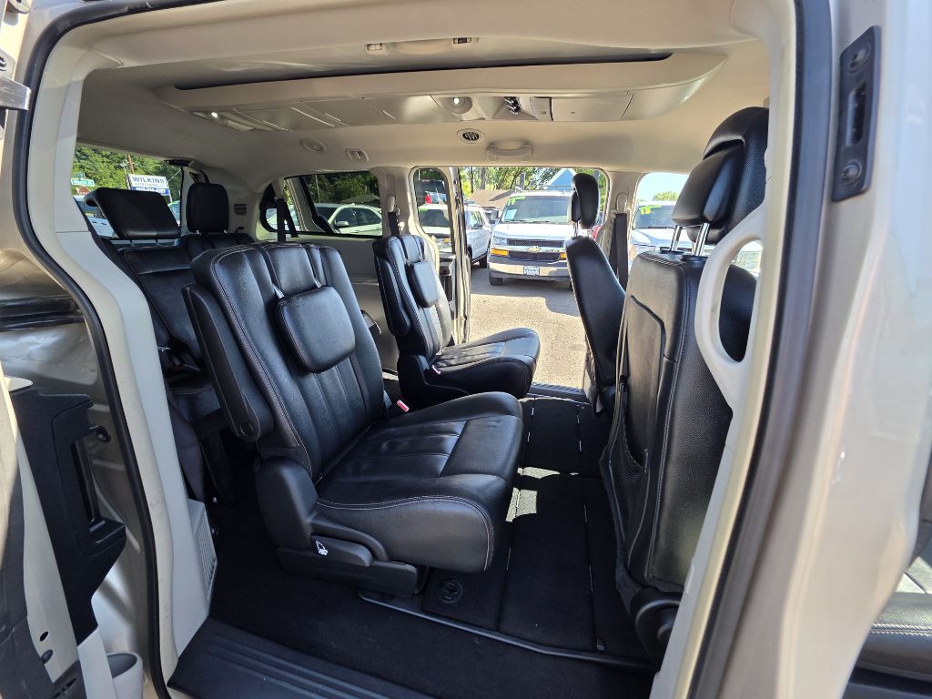 2015 Chrysler Town & Country Image 15