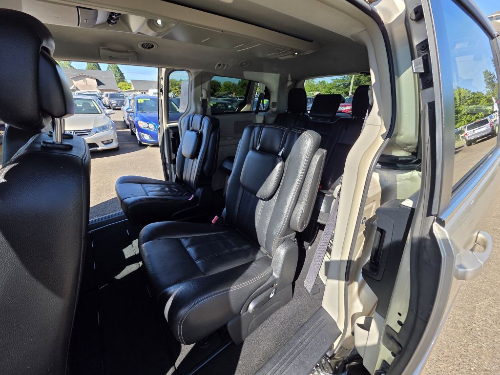 2015 Chrysler Town & Country Image 16