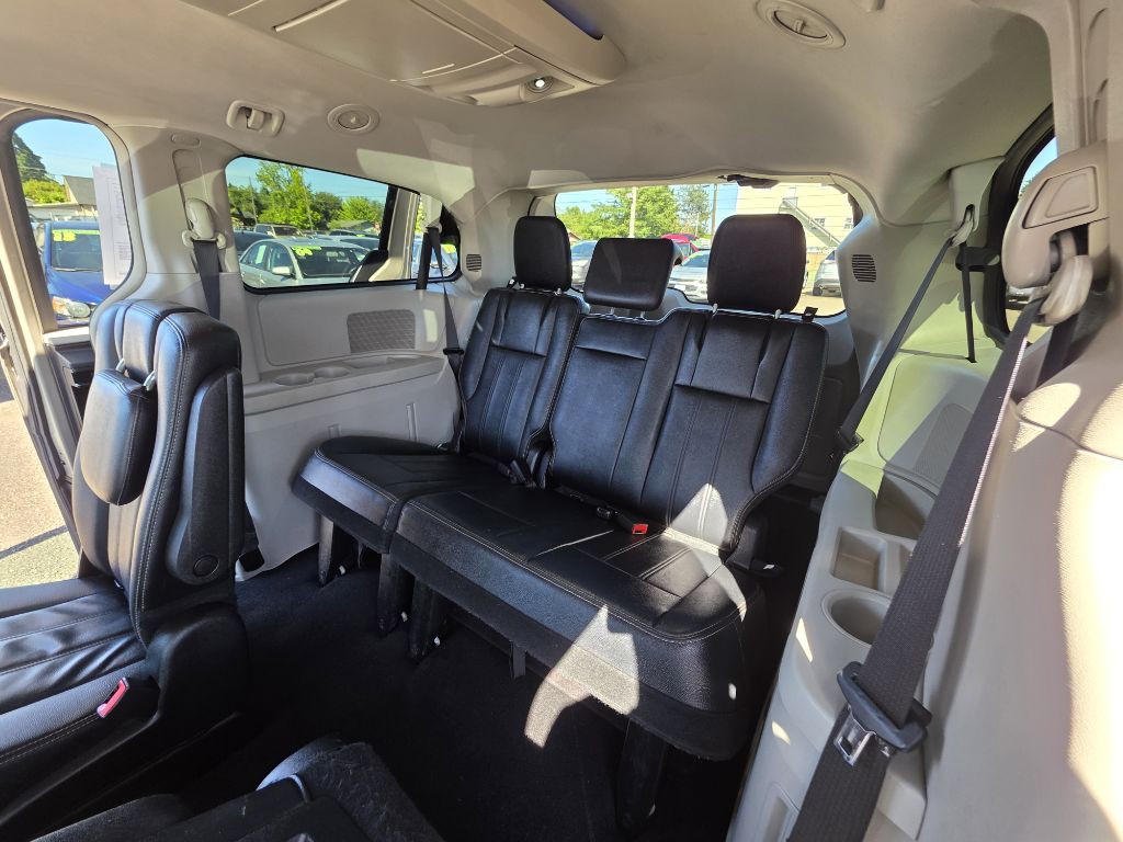 2015 Chrysler Town & Country Image 17