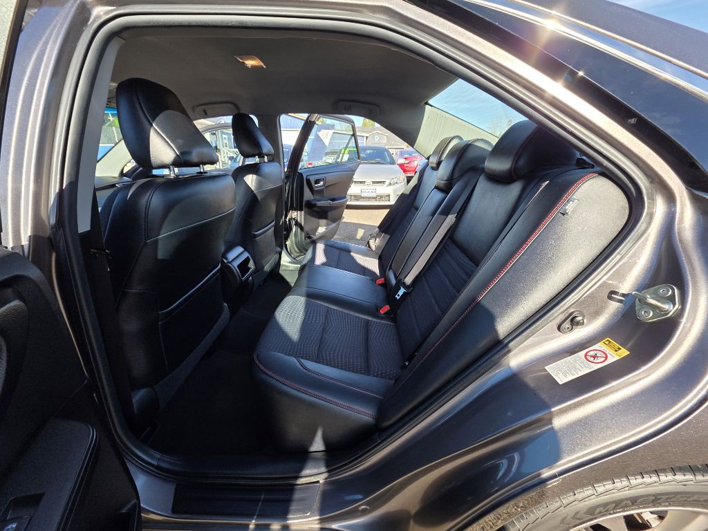 2015 Toyota Camry Image 18