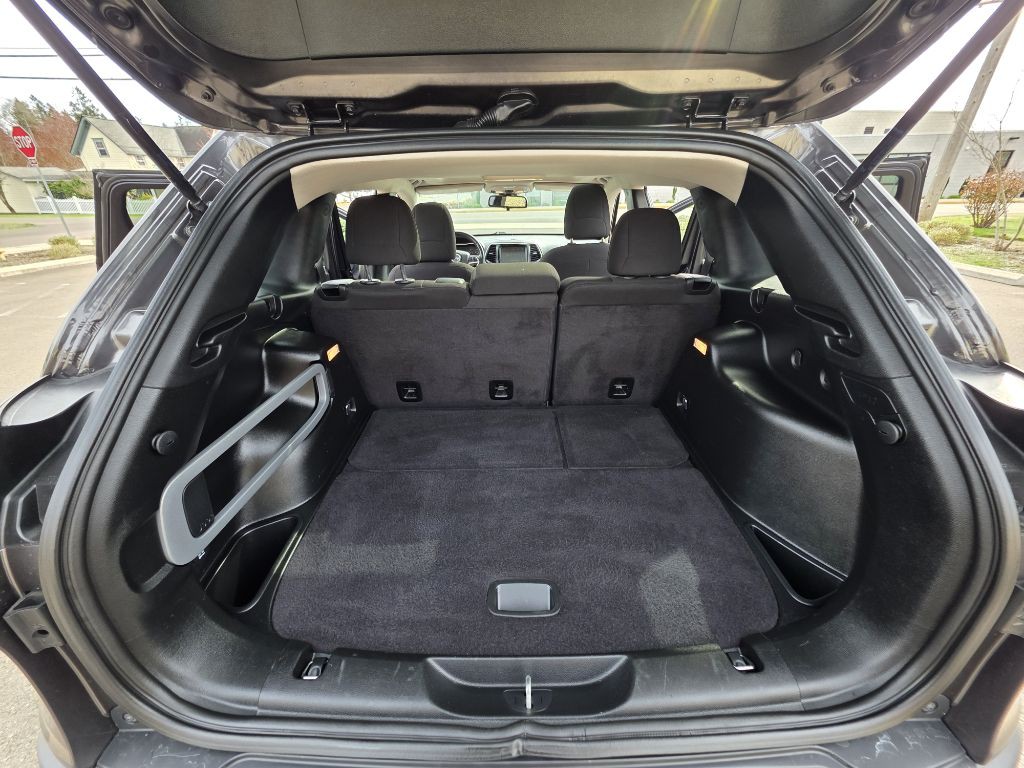 2017 Jeep Cherokee Image 16