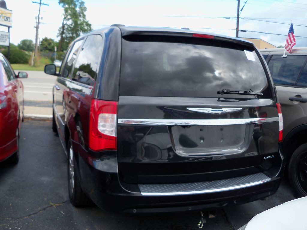 2011 Chrysler Town & Country Image 2