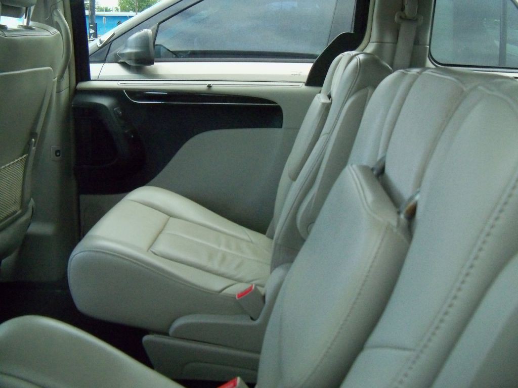 2011 Chrysler Town & Country Image 9