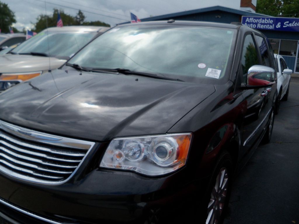 2011 Chrysler Town & Country Image 13