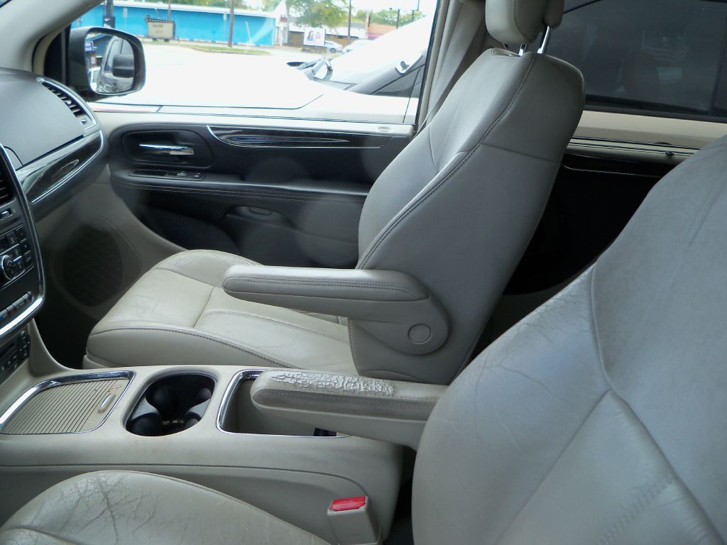 2011 Chrysler Town & Country Image 16