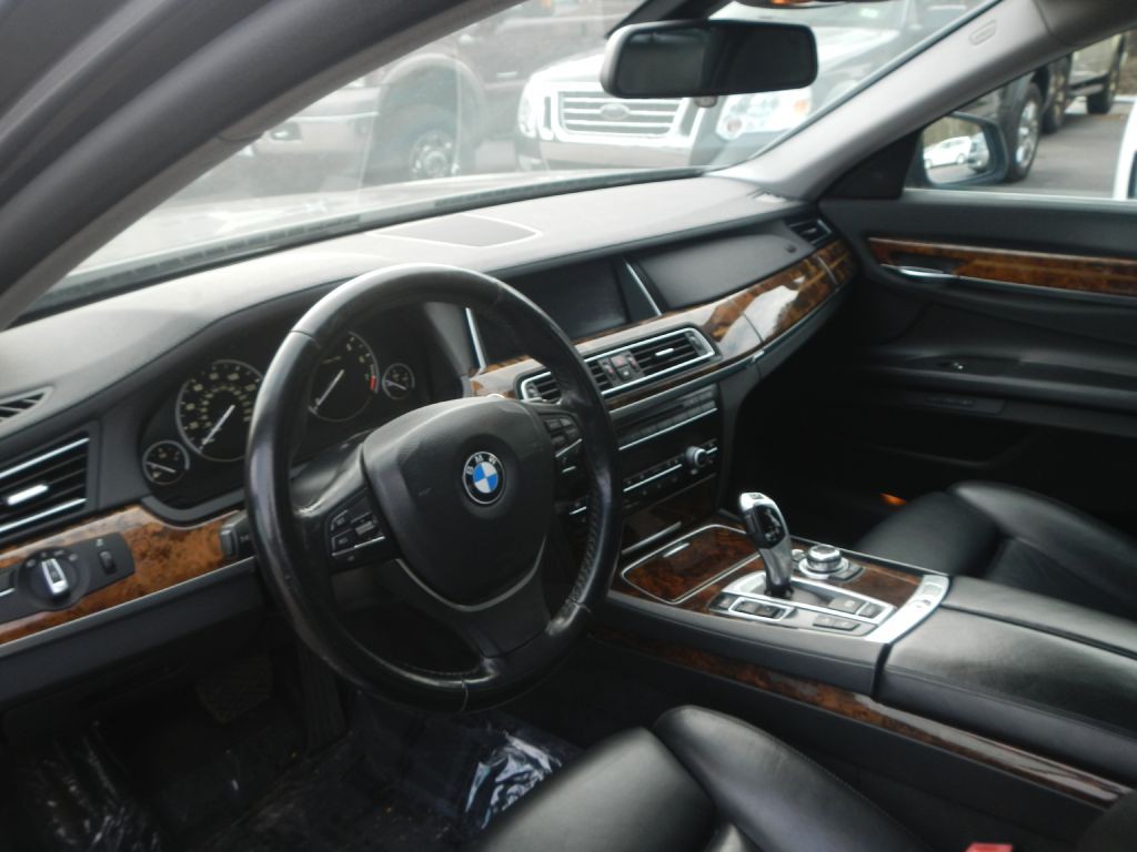 2013 BMW 7 Series Image 2