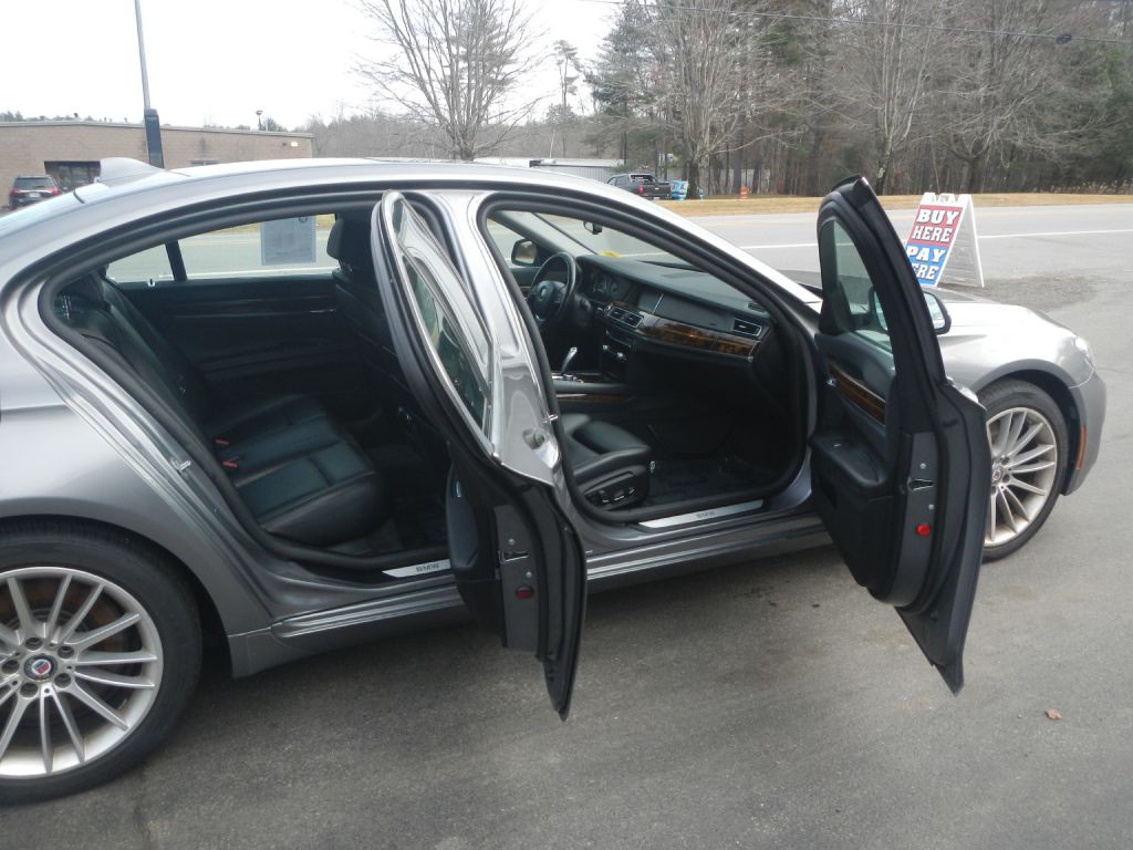 2013 BMW 7 Series Image 11