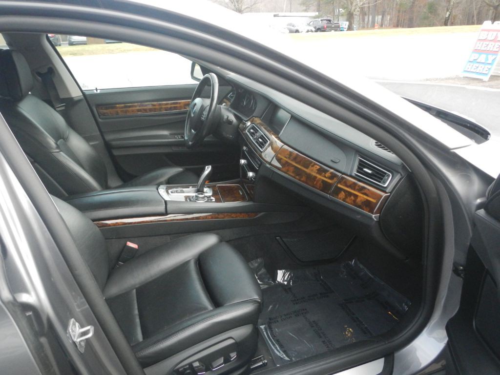 2013 BMW 7 Series Image 14