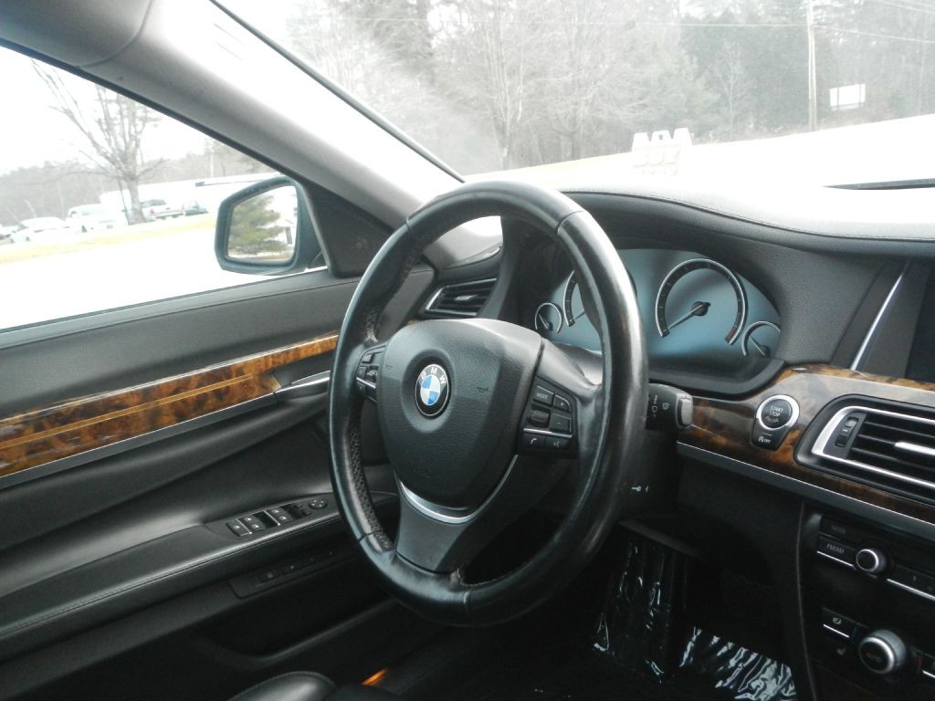 2013 BMW 7 Series Image 17