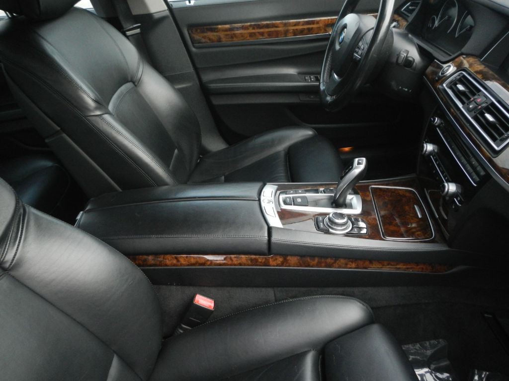 2013 BMW 7 Series Image 21