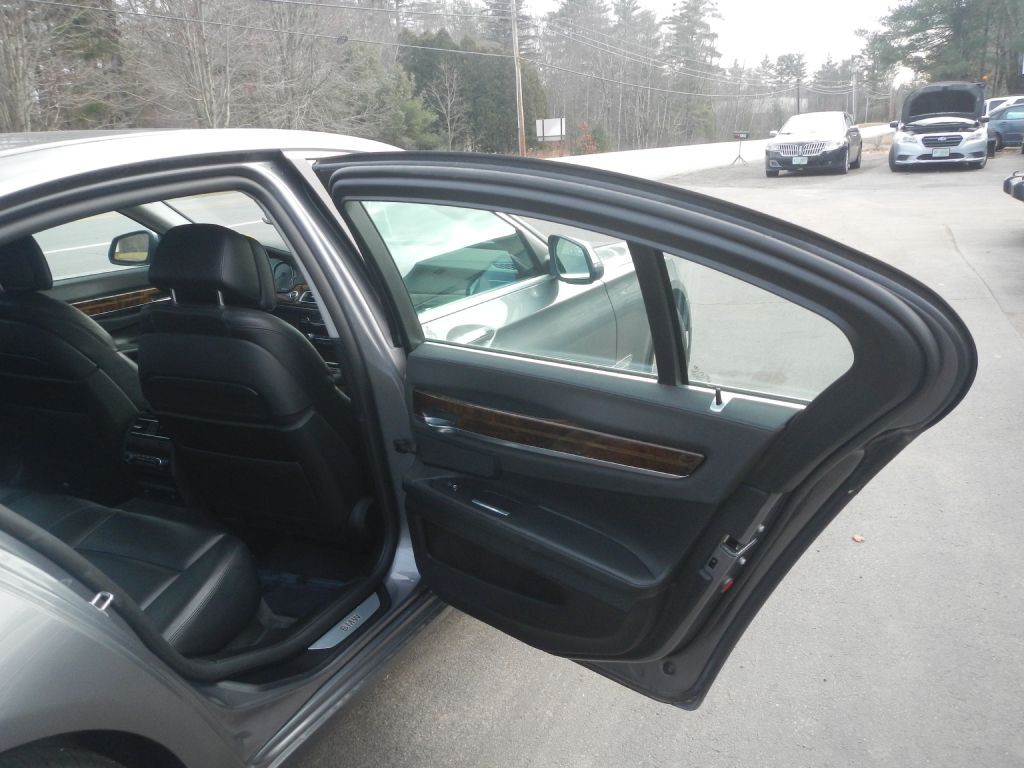 2013 BMW 7 Series Image 23