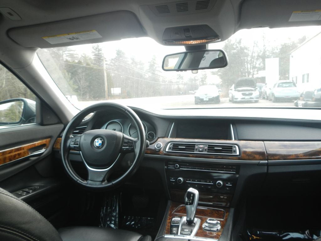 2013 BMW 7 Series Image 30