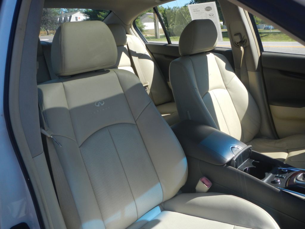 2012 INFINITI G37 Image 9