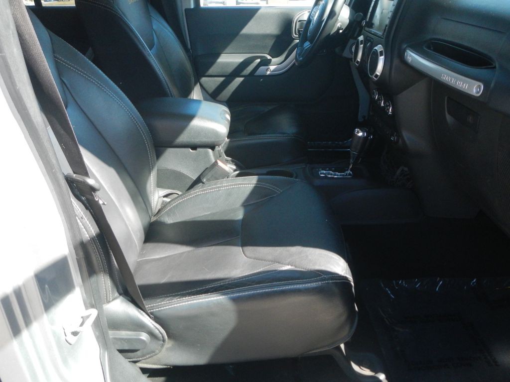 2013 Jeep Wrangler Image 16