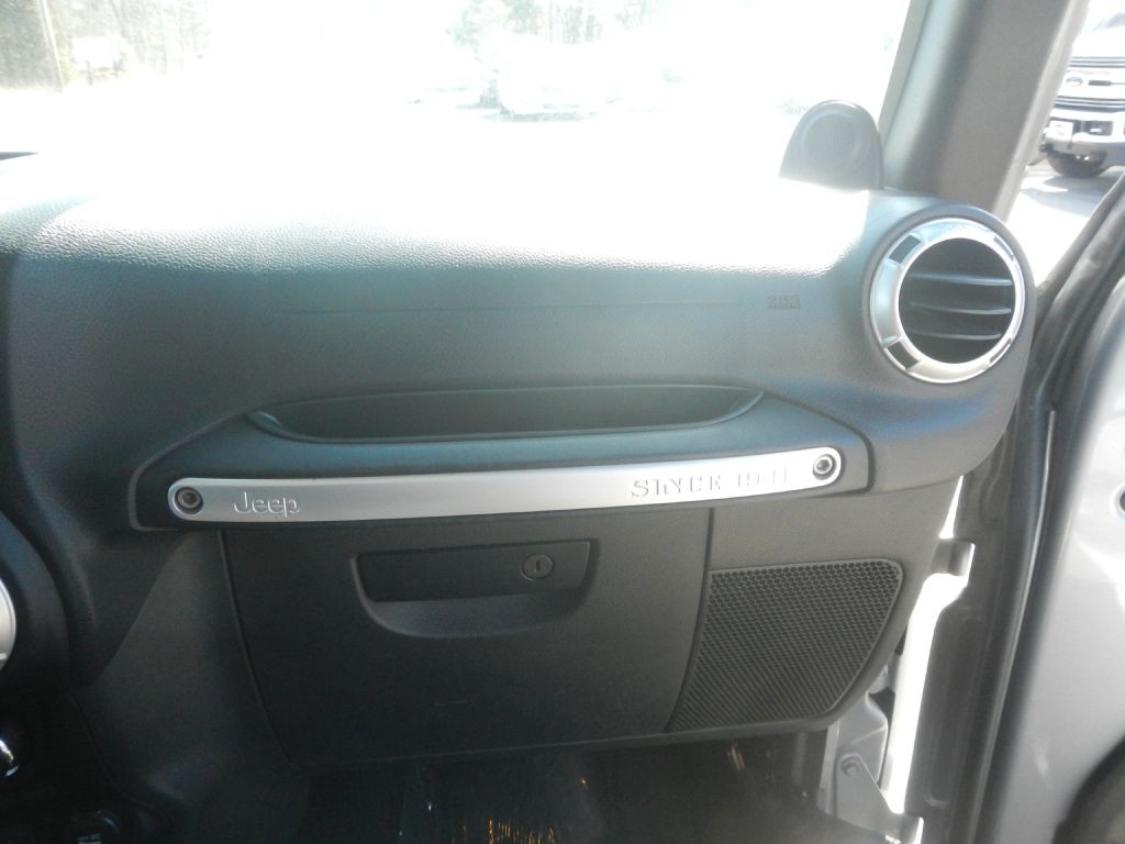 2013 Jeep Wrangler Image 21