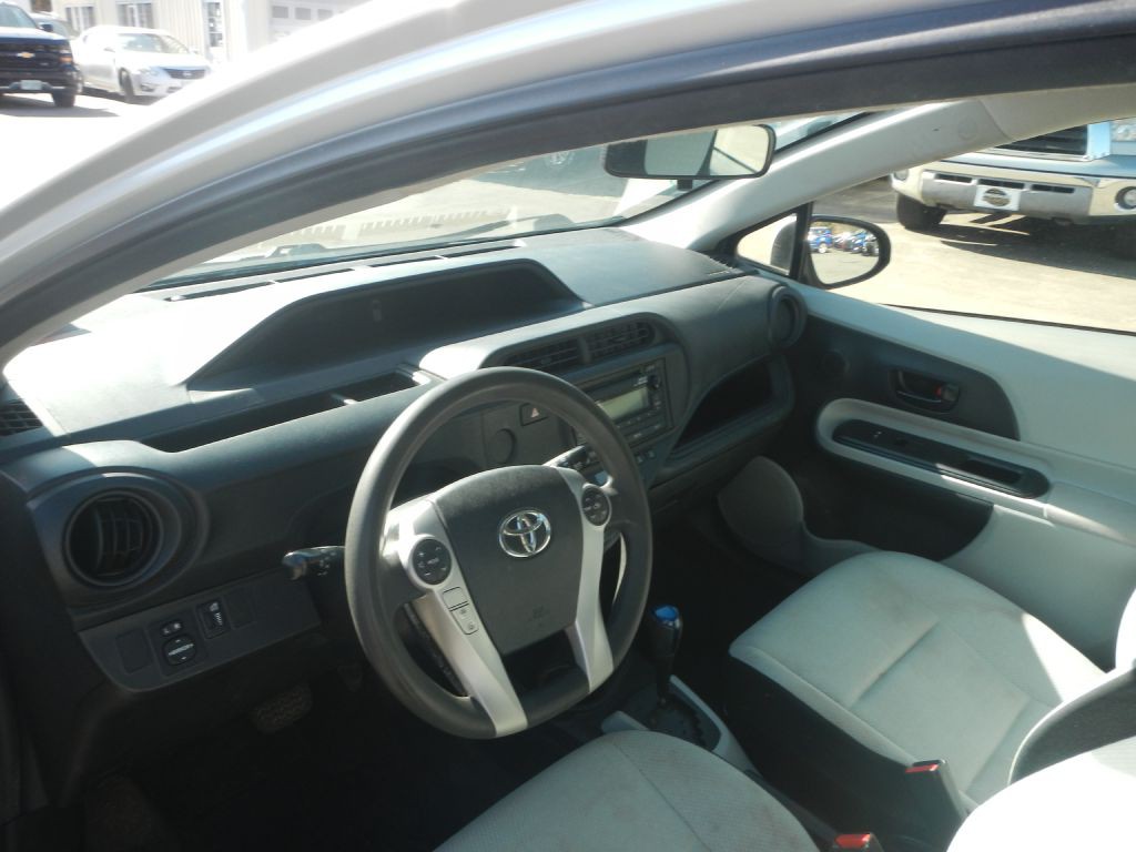 2012 Toyota Prius Image 2