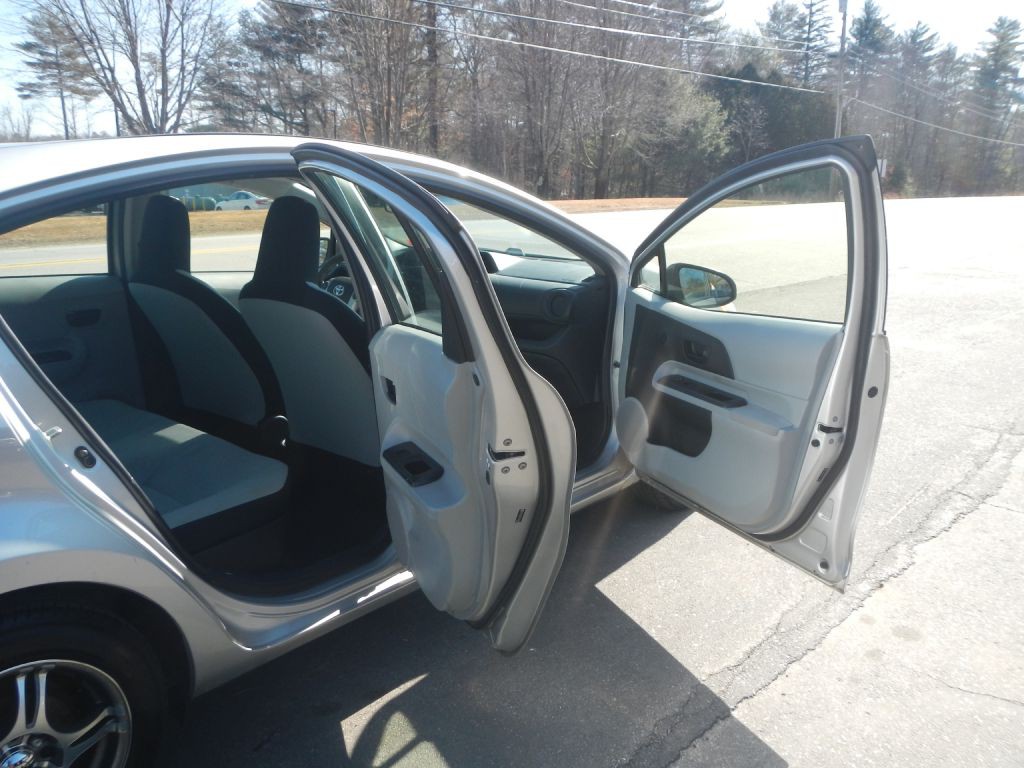 2012 Toyota Prius Image 14