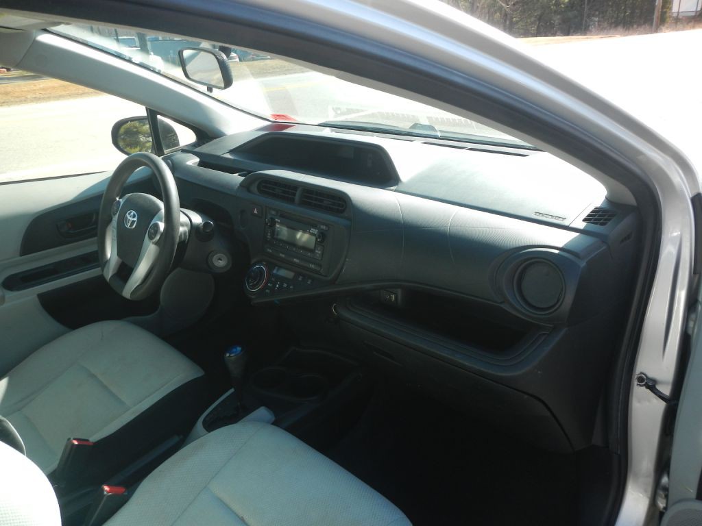 2012 Toyota Prius Image 19