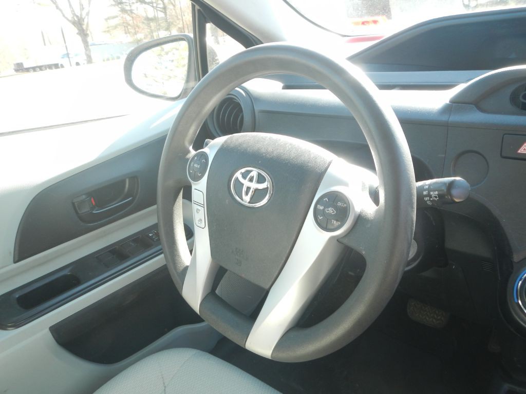 2012 Toyota Prius Image 20