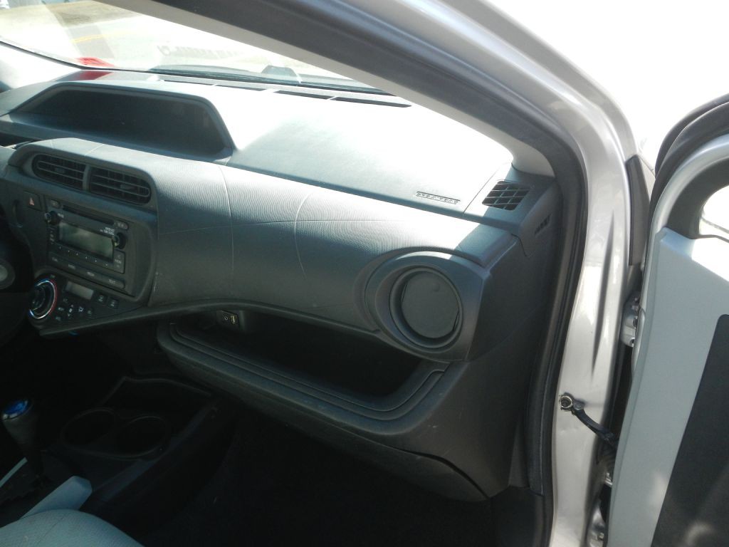 2012 Toyota Prius Image 24