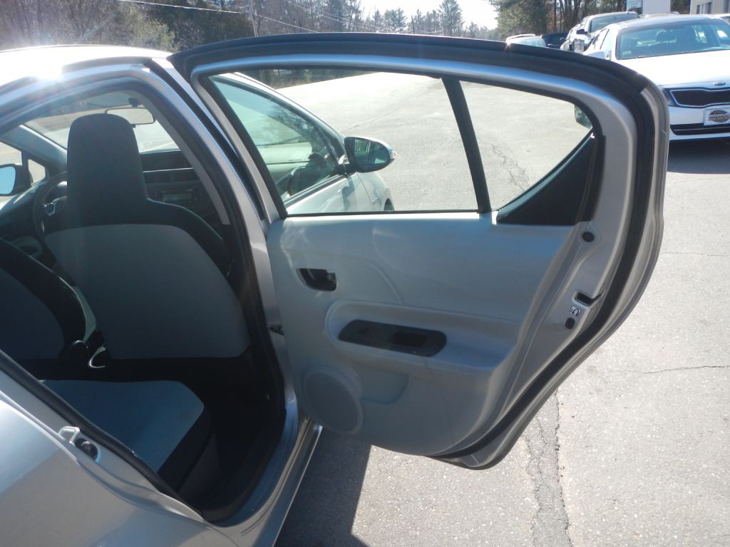 2012 Toyota Prius Image 25