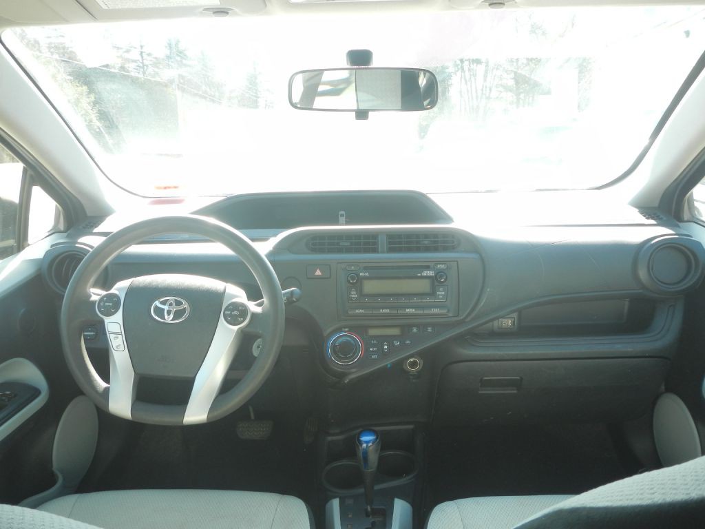 2012 Toyota Prius Image 28