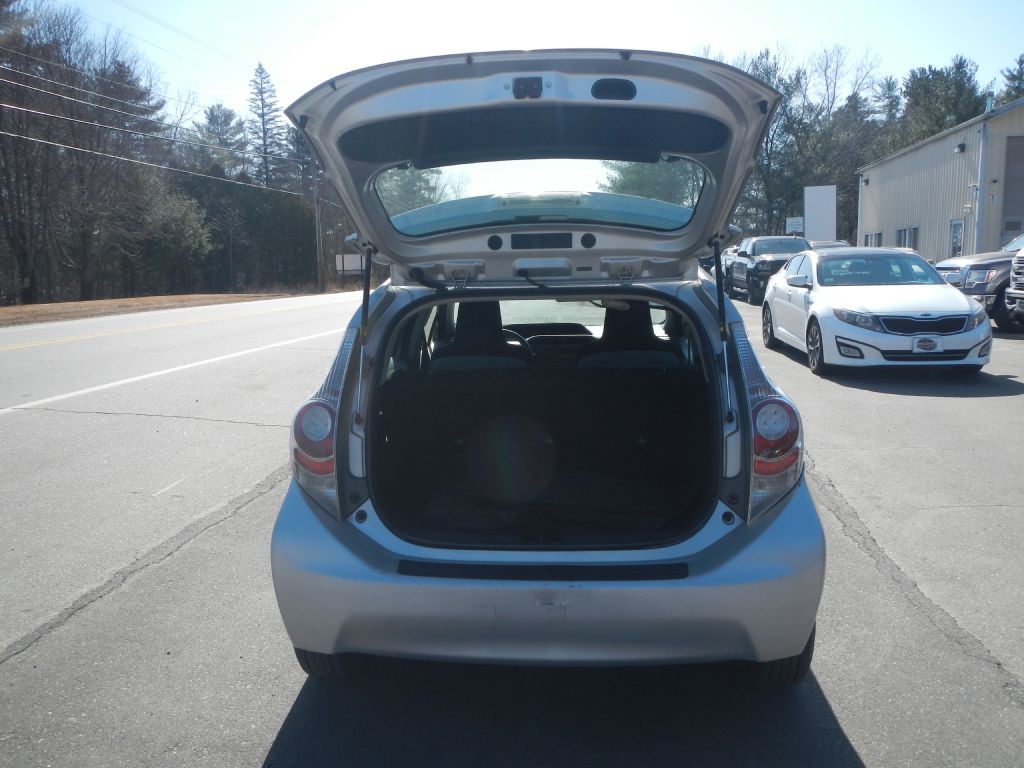 2012 Toyota Prius Image 32