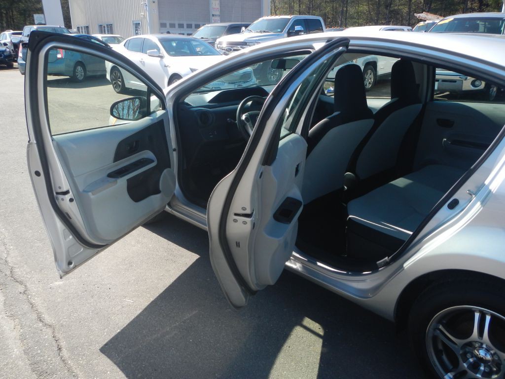 2012 Toyota Prius Image 38