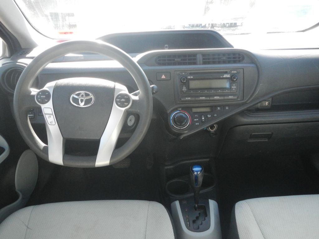 2012 Toyota Prius Image 44