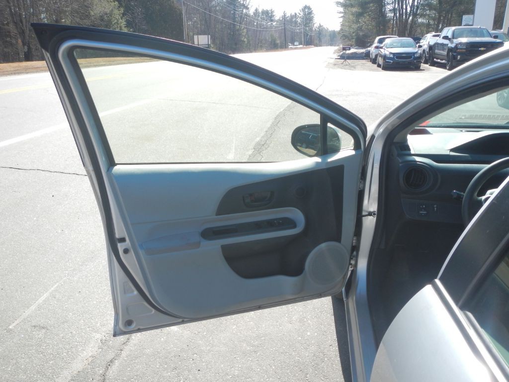 2012 Toyota Prius Image 45