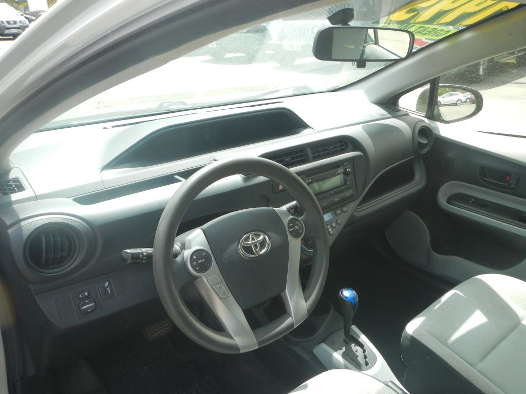 2012 Toyota Prius Image 2