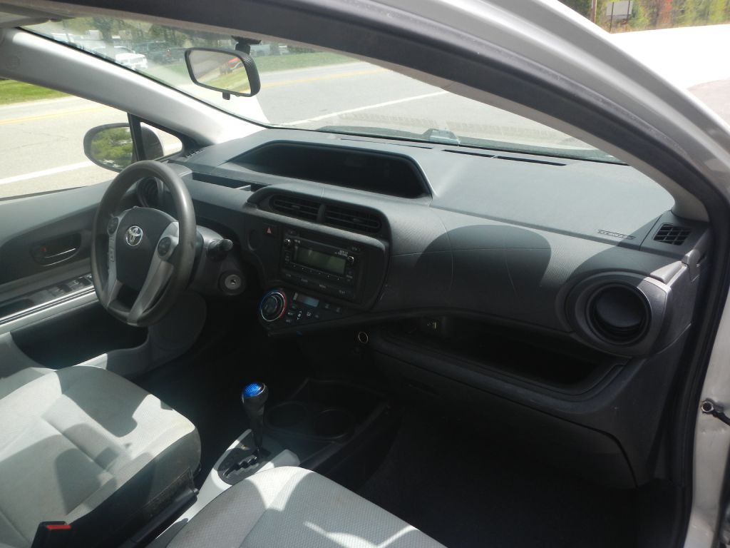 2012 Toyota Prius Image 9