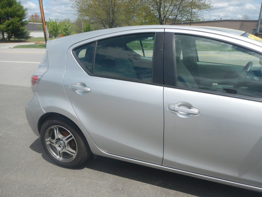 2012 Toyota Prius Image 12
