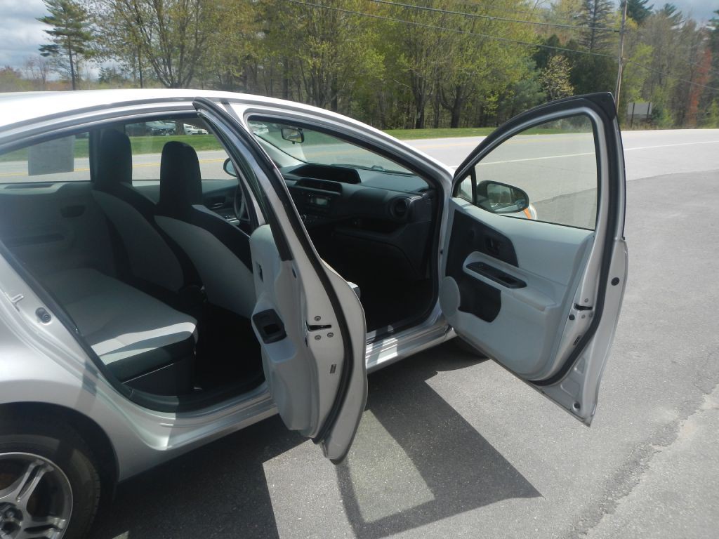 2012 Toyota Prius Image 15
