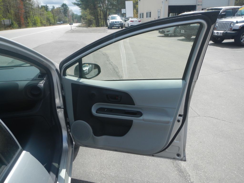 2012 Toyota Prius Image 16