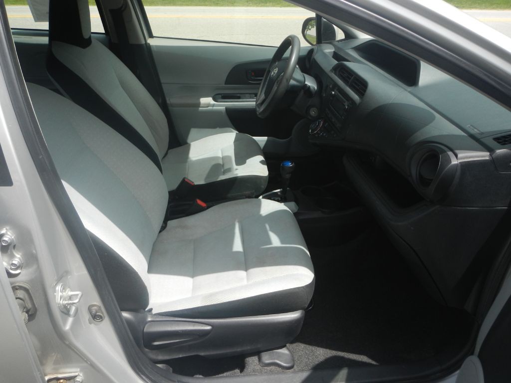 2012 Toyota Prius Image 17