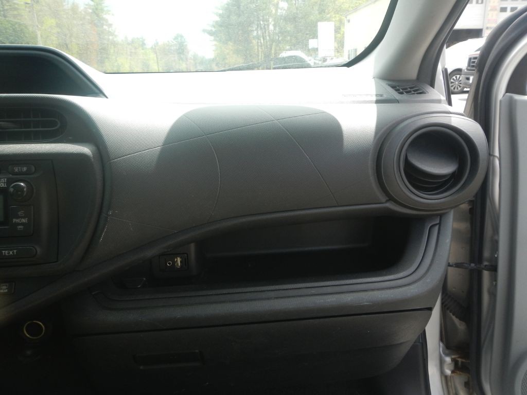 2012 Toyota Prius Image 22