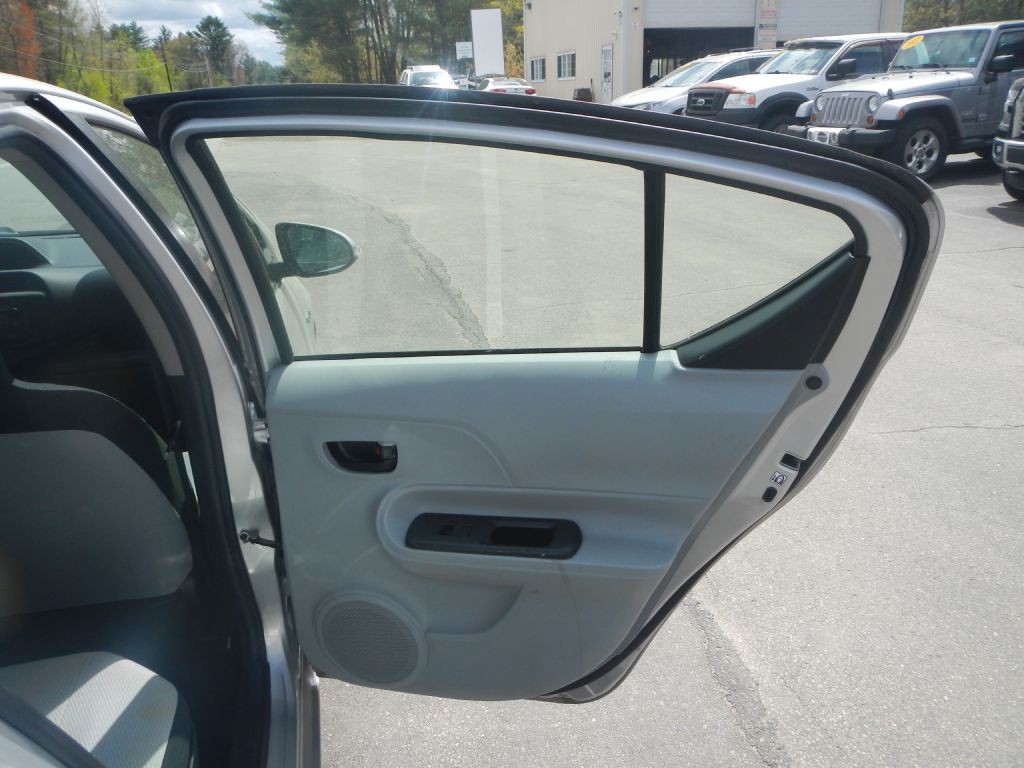 2012 Toyota Prius Image 25