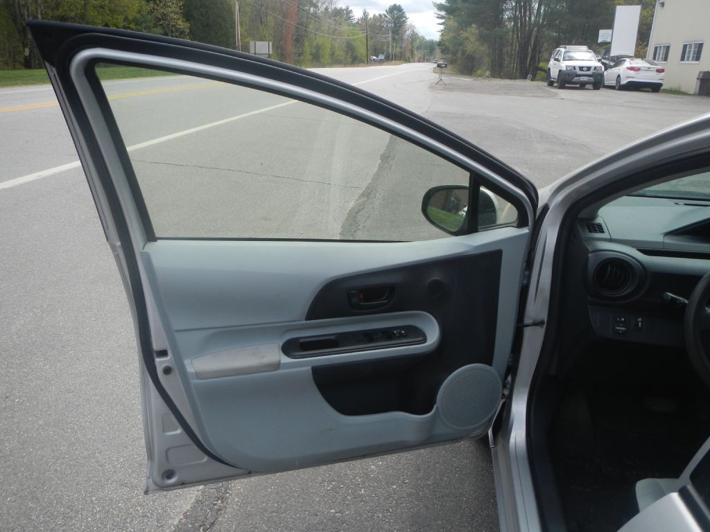 2012 Toyota Prius Image 46