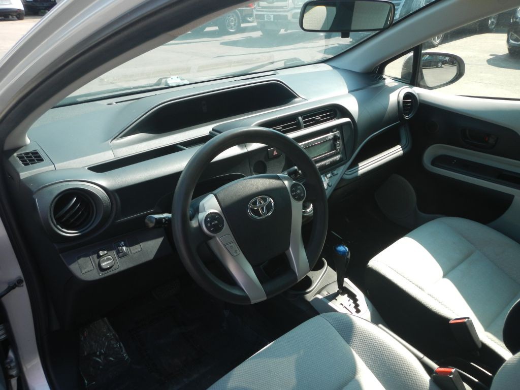 2012 Toyota Prius Image 10