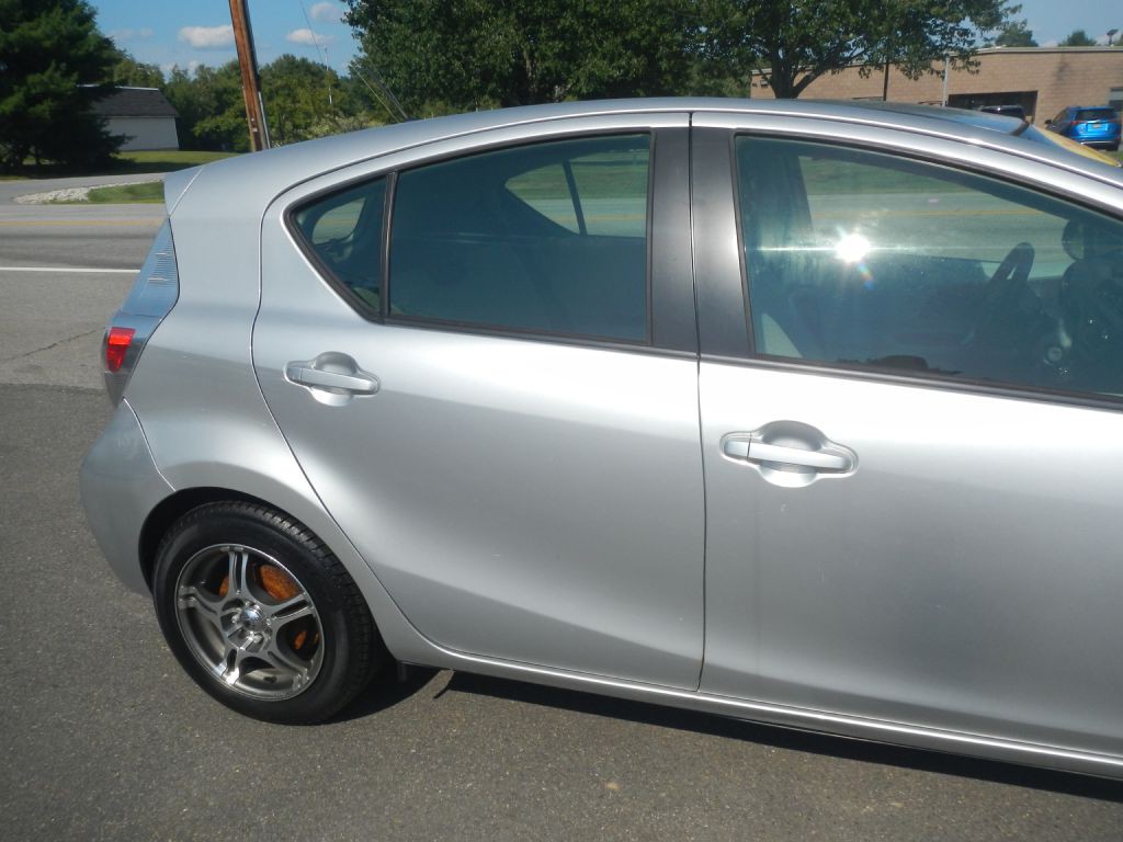 2012 Toyota Prius Image 14
