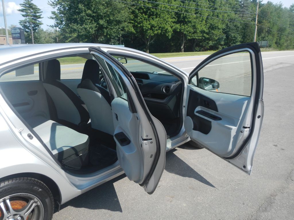 2012 Toyota Prius Image 17
