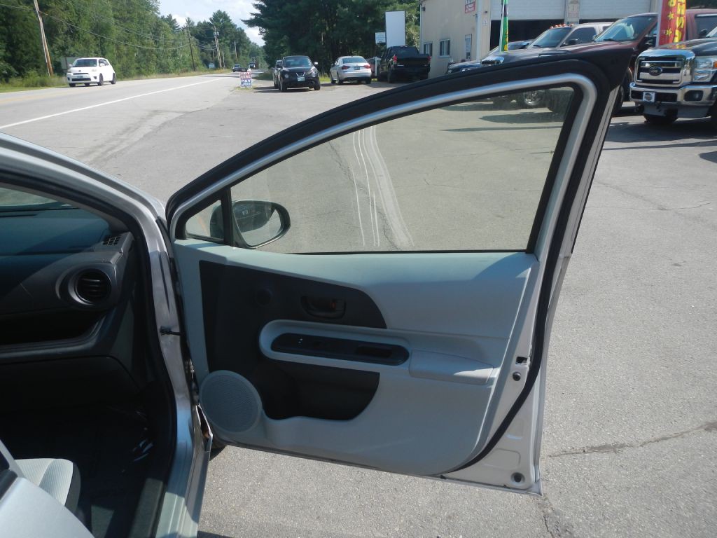 2012 Toyota Prius Image 18