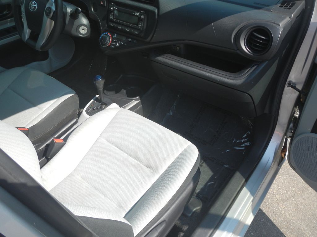 2012 Toyota Prius Image 19