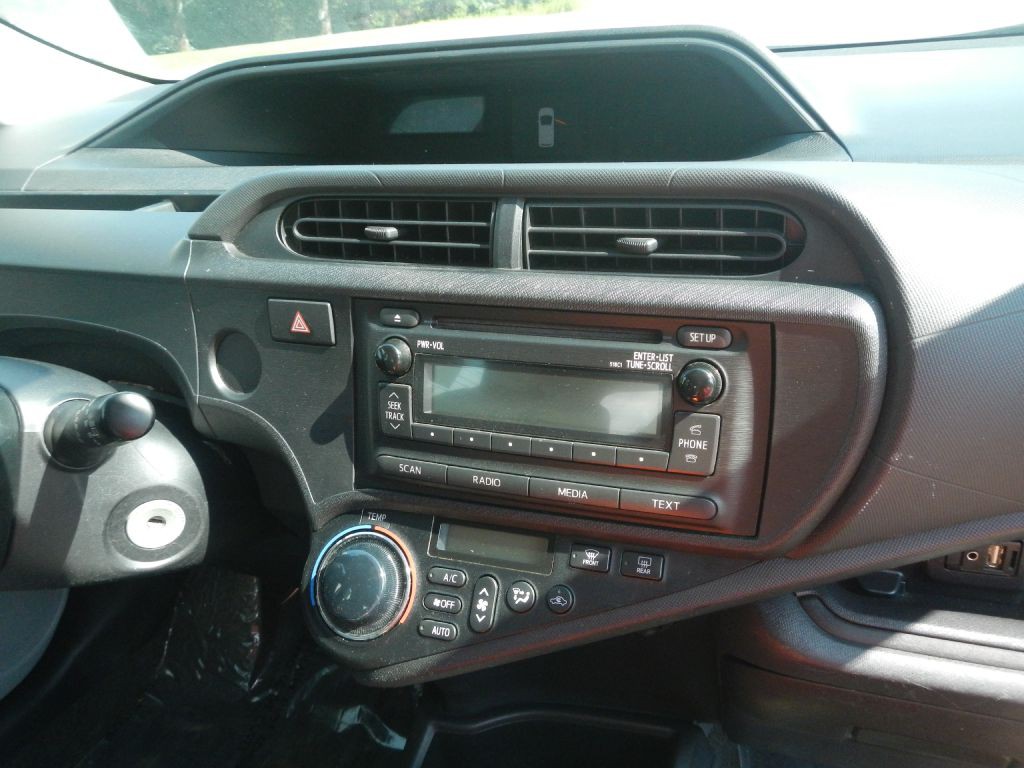 2012 Toyota Prius Image 22