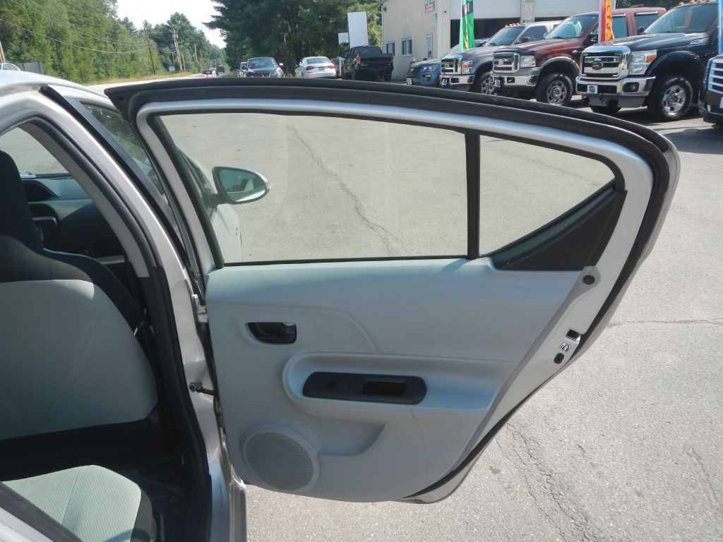 2012 Toyota Prius Image 25